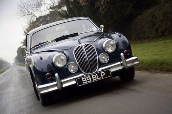 Пуснат на пазара през 1959-а, не след дълго Jaguar Mk2 се превръща в любимата кола за бързащите престъпници. Мощен, пъргав, с място за четирима или пет едри момчета, плюс багажник за плячката. Този звяр е идеалното превозно средство за бягство. Версията с 3,8 литра може да достигне максимална скорост от 200 км в час. Това кара полицейските сили на Обединеното кралство също да поръчат от модела. Вероятно идеалната кола за бягство.